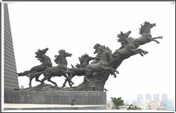 广场大型阿波罗战车雕塑