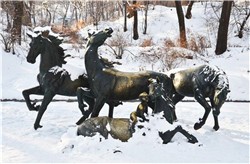 雪中铜马雕塑